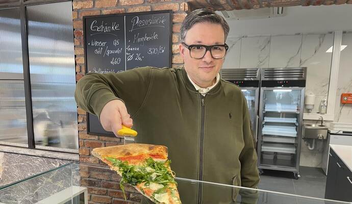 Simone Colapinto (43) hat seinen Take-Away-Imbiss „Pizza Nonna Ida“ an der Blumenstraße nach seiner Großmutter Ida benannt.