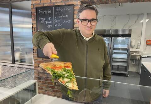Simone Colapinto (43) hat seinen Take-Away-Imbiss „Pizza Nonna Ida“ an der Blumenstraße nach seiner Großmutter Ida benannt.