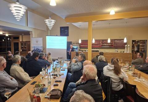 Volles Haus: Dietrich Rembold, der Präsident des Weinbauverbands Württemberg, referiert im Weingut Häußermann in Diefenbach.