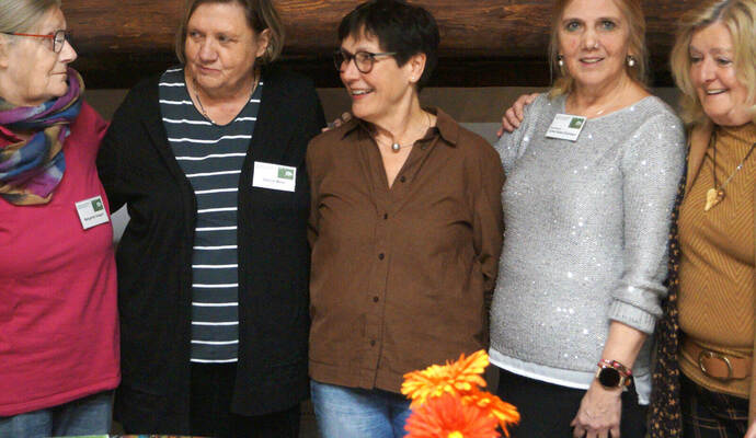 Ist Würde im Alter wichtig: Margarete Gregori (von links), Sabine Maier, Dorle Förster, Referentin und Koordinatorin Jutta Keber-Dluhosch und Gerlinde Geiger, Vorstandsvorsitzende Leben im Alter.