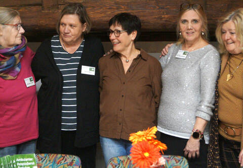 Ist Würde im Alter wichtig: Margarete Gregori (von links), Sabine Maier, Dorle Förster, Referentin und Koordinatorin Jutta Keber-Dluhosch und Gerlinde Geiger, Vorstandsvorsitzende Leben im Alter.