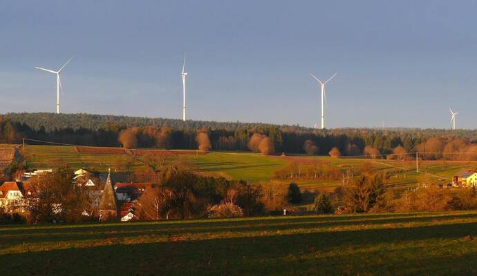 Die vier Windräder bei Langenbrand – von Engelsbrand aus gesehen – stehen schon seit 2024. Ganz rechts ist auch der Windpark Straubenhardt zu sehen.