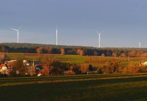 Die vier Windräder bei Langenbrand – von Engelsbrand aus gesehen – stehen schon seit 2024. Ganz rechts ist auch der Windpark Straubenhardt zu sehen.