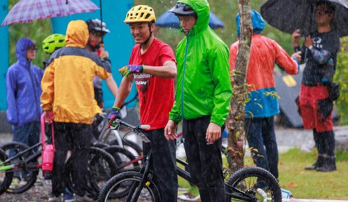 Jonas Friedrich (rechts) mit einem seiner Schüler beim Training in Japan. Dort hilft er derzeit dabei, eine Trainings- und Verbandsstruktur für den Trial-Sport aufzubauen.