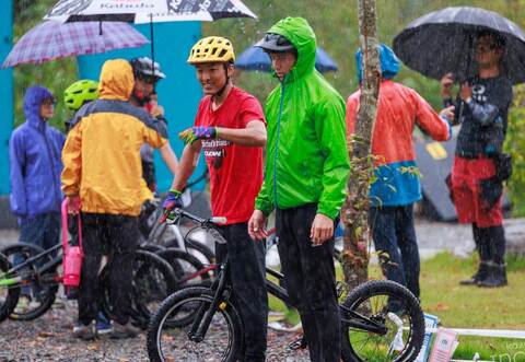 Jonas Friedrich (rechts) mit einem seiner Schüler beim Training in Japan. Dort hilft er derzeit dabei, eine Trainings- und Verbandsstruktur für den Trial-Sport aufzubauen.