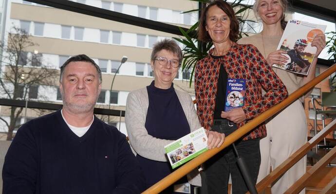 VHS-Direktor Michael Tauschhuber, Angela Gewiese von der Freiwilligenagentur, VHS-Außenstellenleiterin Monika Ruthardt und Daniela Dauth vom Fachteam der VHS (von links) hoffen auf viele motivierte Teilnehmer.