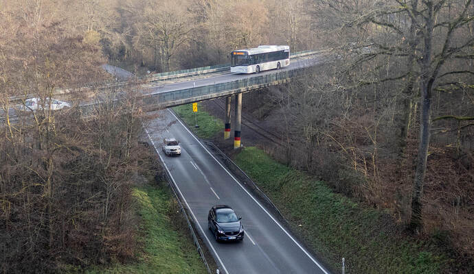 Die B35-Brücke bei Maulbronn ist seit Dezember wegen Mängeln für den Schwerlastverkehr über 7,5 Tonnen gesperrt.