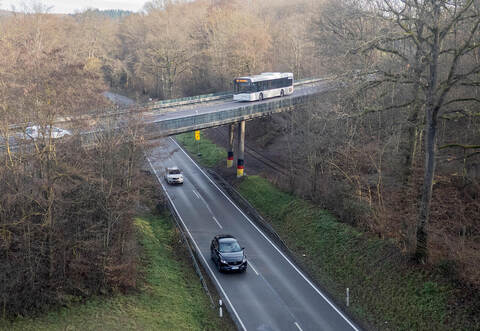 Die B35-Brücke bei Maulbronn ist seit Dezember wegen Mängeln für den Schwerlastverkehr über 7,5 Tonnen gesperrt.