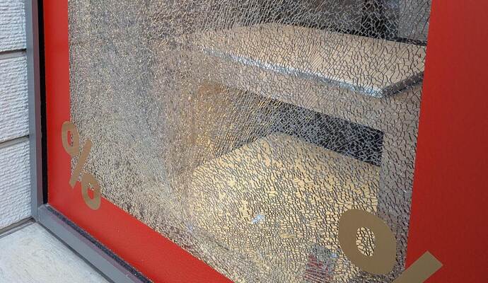 Eine der beiden Panzerglasscheiben des Juweliergeschäfts, deren Oberfläche womöglich durch Hammerschläge komplett zersplittert worden ist.