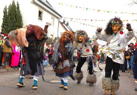 Schaurig-schönen Maskenträger mit wilden Perücken und geschnitzten Larven mischten sich unter das Publikum und sorgten mit augenzwinkerndem Schabernack für Kreischen und Gelächter.