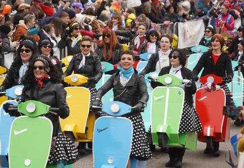 Die Gruppe Canape geht als Bella Vespa auf den Umzug.