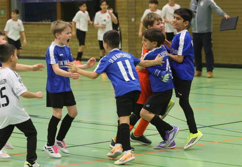 Die E-Jugend des SV Kuppenheim holt nach einem dramatischen Finale den Siegerpokal.