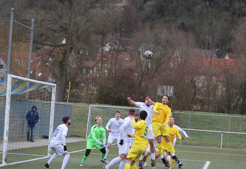 Kein Durchkommen gibt es für Phönix Lomersheim (gelbe Trikots), wie bei diesem Eckball, im Heimspiel gegen den TSV Merklingen.