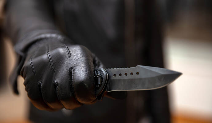 Wie auf dem Symbolbild wurden auch Bewohner in Oberderdingen von Einbrechern mit einem Messer bedroht.