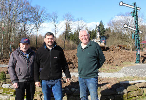Über die aktuelle Erweiterung um 450 Meter Gleise auf dann insgesamt 960 Meter freuen sich von den Illinger Dampfbahnfreunden Ehrenvorsitzender Herbert Steffan, Vorsitzender Maximilian Maier und Fritz Maier (von links).