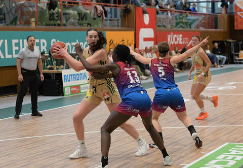 Maud Huijbens (links, hier im Heimspiel gegen Nördlingen) fehlte Keltern zuletzt , könnte am Sonntag aber wieder im Kader sein.
