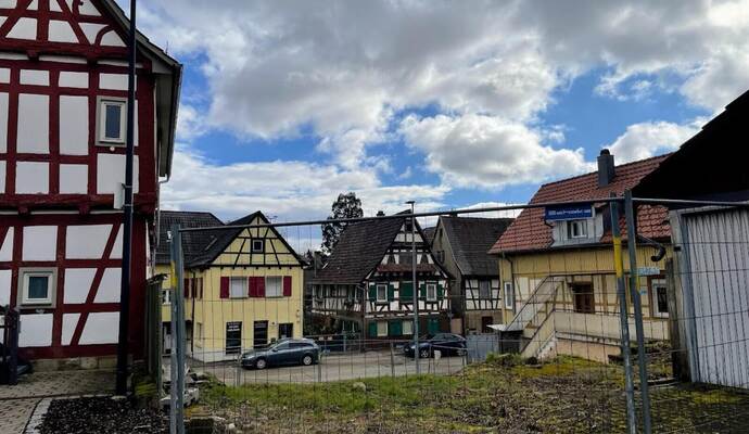 Das Grundstück an der Friedensstraße in Lienzingen bietet die Stadt seit Monaten auf einer Immobilienplattform an.