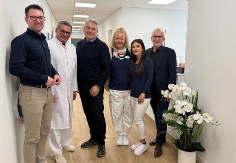 Freude über die neue Arztpraxis: Karlsbads Bürgermeister Björn Kornmüller(von links), Hausarzt Nicholas Keschtkar, Ortsvorsteher Michael Nowotny,Praxismanagerin Stephanie Gruber, Arzthelferin Meral Yavuz und Vermieter Hartmut Braun beim offiziellen Antrittsbesuch.