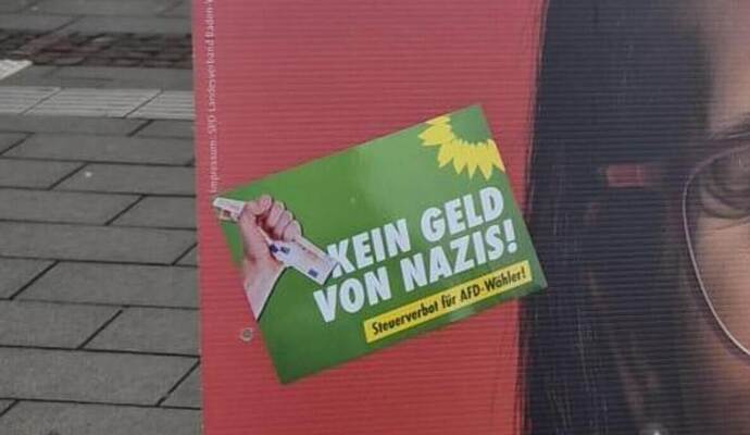 Plakate sind verschwunden, dafür sind Sticker aufgetaucht, die nicht von den Grünen stammen sollen.