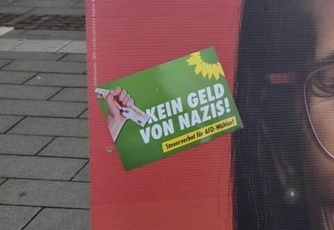 Plakate sind verschwunden, dafür sind Sticker aufgetaucht, die nicht von den Grünen stammen sollen.