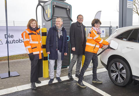 Autobahn A8, Fahrtrichtung Stuttgart, Parkplatz Heckengäu. Eröffnung Schnellladepark Heckengäu.