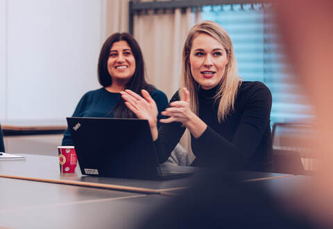 Will mit ihrem Team verhindern, dass ältere Klinikpatienten in gefährlicher Verwirrtheit versinken: Pflegerexpertin Dr. Juliane Spank (rechts).