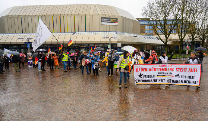 Start auf dem Theatervorplatz: Die Vereinigung "Baden-Württemberg steht auf" hat zur Demonstration aufgerufen.