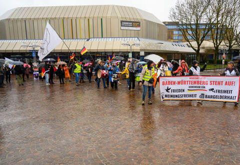 Start auf dem Theatervorplatz: Die Vereinigung "Baden-Württemberg steht auf" hat zur Demonstration aufgerufen.