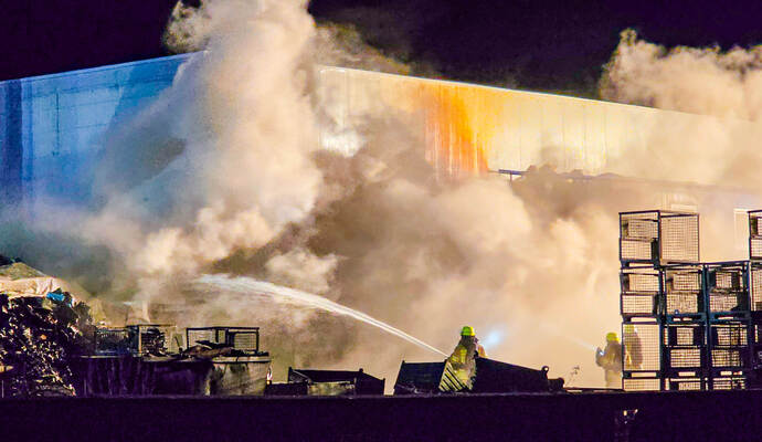 Aktuell brennt es in Enzberg. Zahlreiche Einsatzkräfte sind vor Ort.