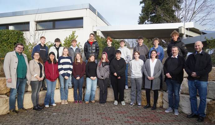 Tobias Zahn, Jens Rüdiger und Katharina Meyer (von rechts) vom Lions Club Pforzheim – Bertha Benz freuen sich mit einigen der beteiligten Schüler auf deren Forschungsprojekte.
