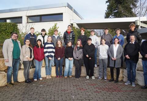 Tobias Zahn, Jens Rüdiger und Katharina Meyer (von rechts) vom Lions Club Pforzheim – Bertha Benz freuen sich mit einigen der beteiligten Schüler auf deren Forschungsprojekte.