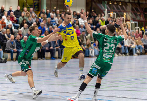 Mattes Meyer trifft gegen den TVS Baden-Baden fünf Mal für den HC Neuenbürg.