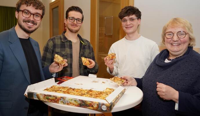 Auch Noah und Jonas (Zweiter und Dritter von links) essen gern ein Stück Pizzamit dem Landtagskandidaten Michael Hofsäß und der parlamentarischenStaatssekretärin Katja Mast.