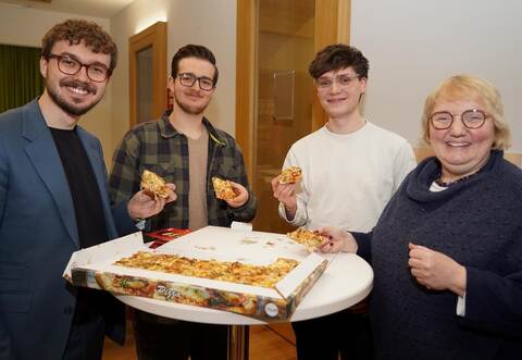 Auch Noah und Jonas (Zweiter und Dritter von links) essen gern ein Stück Pizzamit dem Landtagskandidaten Michael Hofsäß und der parlamentarischenStaatssekretärin Katja Mast.