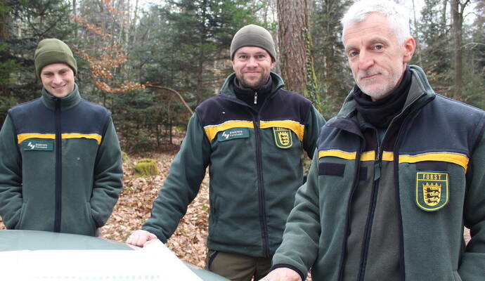 Was im Birkenfelder Forst 2026 und künftig geplant ist, zeigen hier Revierleiter Martin Hemme und Forstamtsleiter Andreas Roth (von links)
