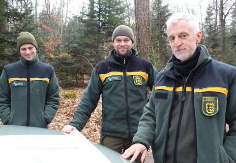 Was im Birkenfelder Forst 2026 und künftig geplant ist, zeigen hier Revierleiter Martin Hemme und Forstamtsleiter Andreas Roth (von links)