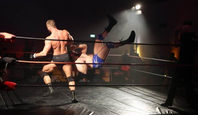 Bei Aktionen wie dieser tobt das Publikum, obwohl allen klar ist, dass hinter den spektakulären Aktionen eine gehörige Portion Inszenierung steckt.