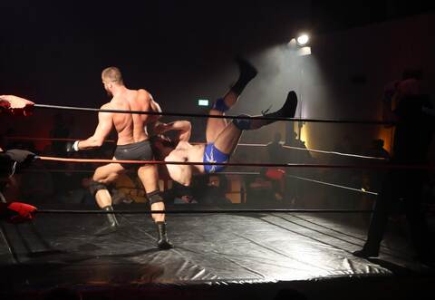 Bei Aktionen wie dieser tobt das Publikum, obwohl allen klar ist, dass hinter den spektakulären Aktionen eine gehörige Portion Inszenierung steckt.