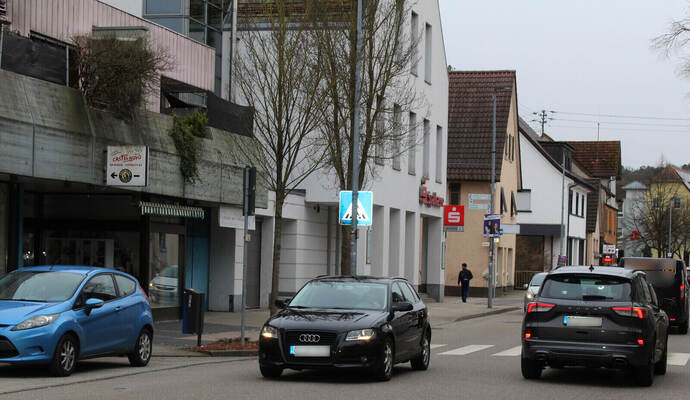 In der Illinger Bahnhofstraße fließt der Verkehr noch am besten.