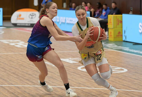 Für Nevena Rosic (rechts, hier im Zweikampf mit Jana Koch) und die Sterne hat sich die Reise nach Nördlingen gelohnt.