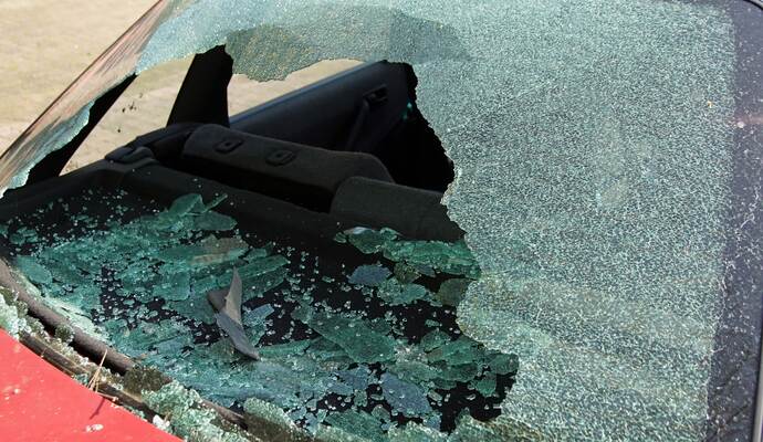 Der Polizei noch unbekannte Täter haben zwischen 15.30 Uhr und 09.00 Uhr mehrere Autos aufgebrochen und den Inhalt gestohlen.