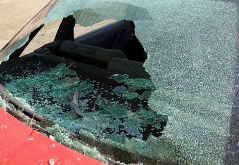 Der Polizei noch unbekannte Täter haben zwischen 15.30 Uhr und 09.00 Uhr mehrere Autos aufgebrochen und den Inhalt gestohlen.