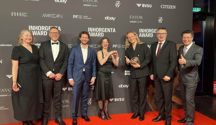 Freuen sich, dass der Inhorgenta-Preis nach Pforzheim kommt (von links): Christine Lüdeke, Professorin von der Hochschule Pforzheim, Michael Kiefer, Leiter der Goldschmiedeschule Pforzheim, Robin Hafner, Geschäftsführer von Kalman Hafner, Designerin Kiki, Preisträger Georg Schiller, WSP-Chef Oliver Reitz und WSP-Wirtschaftsförderer Markus Epple.