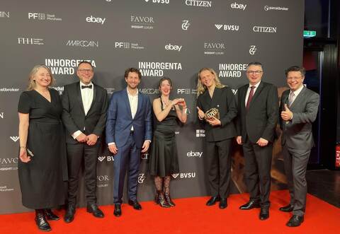 Freuen sich, dass der Inhorgenta-Preis nach Pforzheim kommt (von links): Christine Lüdeke, Professorin von der Hochschule Pforzheim, Michael Kiefer, Leiter der Goldschmiedeschule Pforzheim, Robin Hafner, Geschäftsführer von Kalman Hafner, Designerin Kiki, Preisträger Georg Schiller, WSP-Chef Oliver Reitz und WSP-Wirtschaftsförderer Markus Epple.