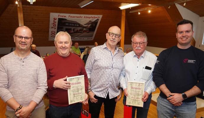 Kreisbrandmeister Carsten Sorg (links), Obmann Udo Frey (Mitte) und Verbandsvorsitzender Kevin Rössle (rechts) gratulieren den Geehrten Wilfried Engel (Zweiter von links) und Günter Henne.