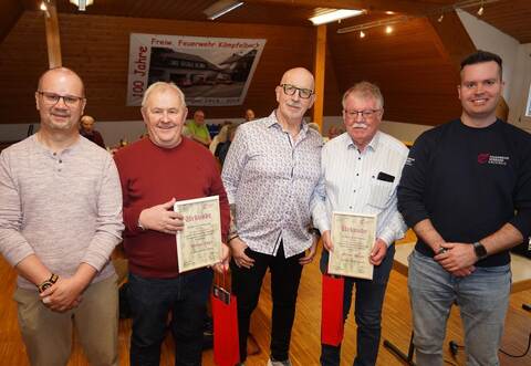 Kreisbrandmeister Carsten Sorg (links), Obmann Udo Frey (Mitte) und Verbandsvorsitzender Kevin Rössle (rechts) gratulieren den Geehrten Wilfried Engel (Zweiter von links) und Günter Henne.
