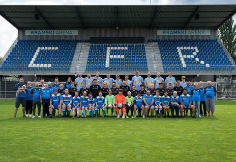 Die Inklusions-Fußballer des 1. CfR Pforzheim mit dem Trainer - und Betreuerteam um Abteilungsleiter Steffen Bähr (links).