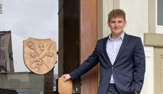 Als neuer Bürgermeister möchte Julius Terhorst ins Ötisheimer Rathaus einziehen. Am Dienstag hat sich der 28-Jährige als Bewerber Nummer eins der Öffentlichkeit präsentiert. Anfang März will der Gemeinderat (Junge Liste Aize) voll in den Wahlkampf um die Nachfolge von Werner Henle einsteigen.