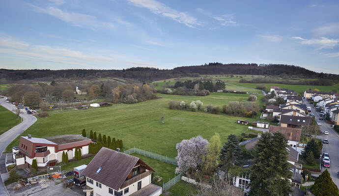 Blick von Schlossstraße (links) und Großem Kesselweg (rechts) auf das geplante Wohngebiet „052 Bitscher“.