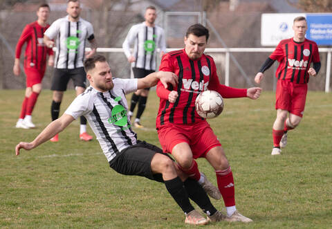 Durch taktische Cleverness holt die SG Ölbronn-Dürrn (rote Hosen) einen Sieg gegen die SpVgg Zaisersweiher.